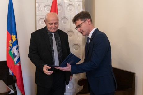 55 év az IKARUS-nál – Simon Lászlót köszöntötte Székesfehérvár polgármestere a Városházán